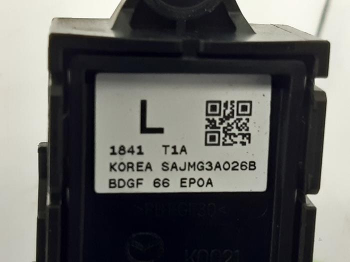 Handbremse Schalter van een Mazda CX-30 (DM) 2.0 e-SkyActiv X 186 16V 2021