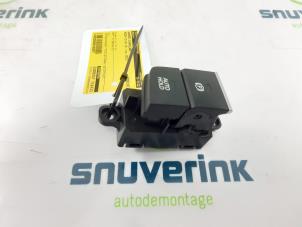 Gebrauchte Handbremse Schalter Mazda CX-30 (DM) 2.0 e-SkyActiv X 186 16V Preis auf Anfrage angeboten von Snuverink Autodemontage