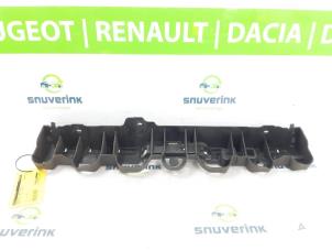 Używane Wspornik zderzaka srodkowy tyl Renault Clio IV (5R) 0.9 Energy TCE 90 12V Cena na żądanie oferowane przez Snuverink Autodemontage