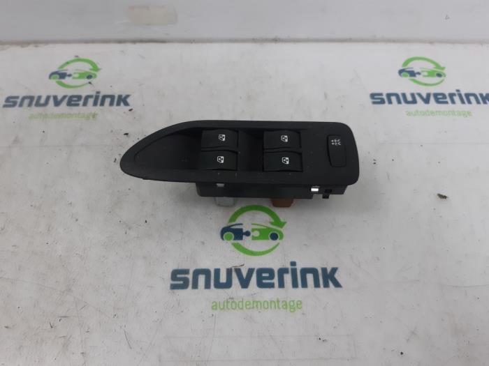 Usados Interruptor combinado de ventanillas Renault Laguna II Grandtour (KG) 1.8 16V Precio € 25,49 Norma de margen ofrecido por Snuverink Autodemontage