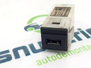 Używane Zlacze AUX/USB Mazda CX-30 (DM) 2.0 e-SkyActiv X 186 M Hybrid 16V Cena € 15,00 Procedura marży oferowane przez Snuverink Autodemontage