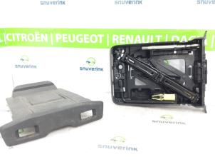 Usagé Cric Opel Vivaro 2.0 CDTI 122 Prix € 84,70 Prix TTC proposé par Snuverink Autodemontage