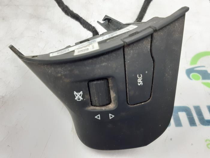 Steering wheel mounted radio control from a Peugeot 2008 (CU) 1.2 Vti 12V PureTech 82 2016
