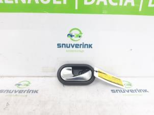 Usagé Poignée portière 2portes gauche Dacia Dokker (0S) 1.6 16V LPG Prix sur demande proposé par Snuverink Autodemontage