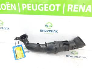 Gebrauchte Ansaugschlauch Luft Peugeot 3008 II (M4/MC/MJ/MR) 1.2 12V e-THP PureTech 130 Preis € 36,30 Mit Mehrwertsteuer angeboten von Snuverink Autodemontage