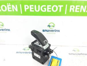 Używane Dzwignia wyboru automatycznej skrzyni biegów Peugeot 3008 II (M4/MC/MJ/MR) 1.2 12V e-THP PureTech 130 Cena € 181,50 Z VAT oferowane przez Snuverink Autodemontage