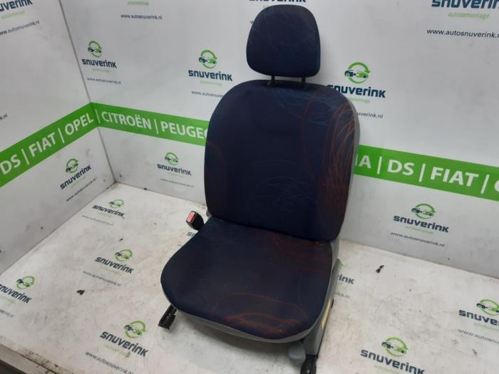 Seat, left from a Renault Twingo (C06) 1.2 16V 2004
