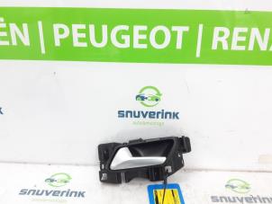 Gebrauchte Türgriff 4-türig links hinten Peugeot 3008 II (M4/MC/MJ/MR) 1.2 12V e-THP PureTech 130 Preis € 24,20 Mit Mehrwertsteuer angeboten von Snuverink Autodemontage
