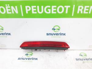 Gebrauchte Zusätzliches Bremslicht Mitte Peugeot 3008 II (M4/MC/MJ/MR) 1.2 12V e-THP PureTech 130 Preis € 36,30 Mit Mehrwertsteuer angeboten von Snuverink Autodemontage