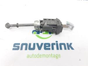 Used Door lock cylinder, left Peugeot 3008 II (M4/MC/MJ/MR) 1.2 12V e-THP PureTech 130 Price on request offered by Snuverink Autodemontage