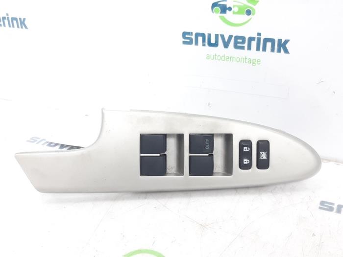 Usados Interruptor combinado de ventanillas Toyota Urban Cruiser 1.33 Dual VVT-I 16V 2WD Precio € 25,49 Norma de margen ofrecido por Snuverink Autodemontage
