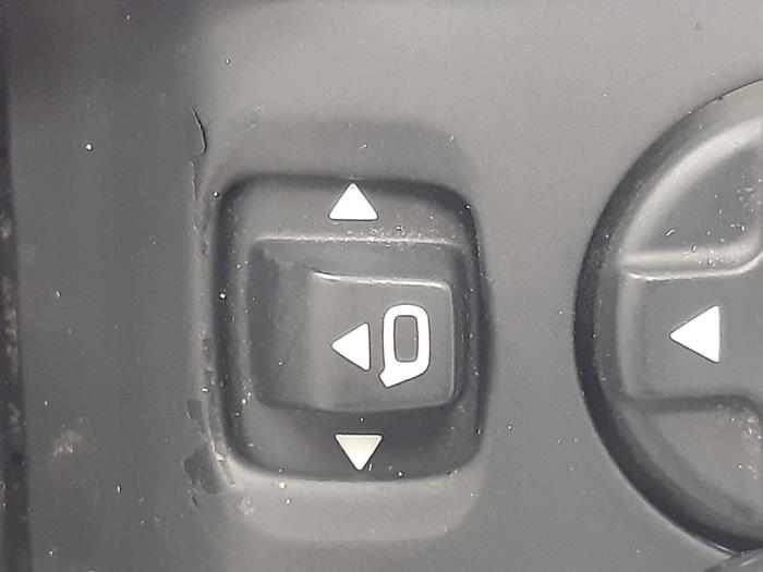 Interruptor combinado de ventanillas de un Peugeot 308 SW (L4/L9/LC/LJ/LR) 1.6 BlueHDi 120 2014