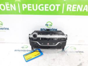 Używane Panel obslugi radia Peugeot 308 SW (L4/L9/LC/LJ/LR) 1.6 BlueHDi 120 Cena na żądanie oferowane przez Snuverink Autodemontage