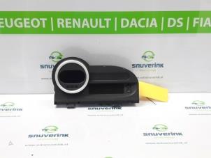 Używane Tablica rozdzielcza Renault Twingo II (CN) 1.2 16V Cena € 80,00 Procedura marży oferowane przez Snuverink Autodemontage