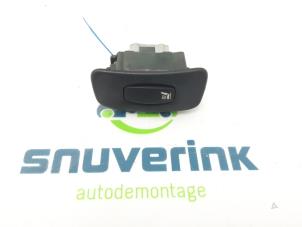 Used Seat heating switch Renault Clio III (BR/CR) 1.2 16V 75 Price € 20,00 Margin scheme offered by Snuverink Autodemontage