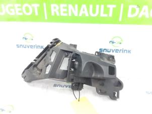 Używane Wspornik zderzaka lewy tyl Renault Clio IV (5R) 1.5 Energy dCi 90 FAP Cena € 20,00 Procedura marży oferowane przez Snuverink Autodemontage