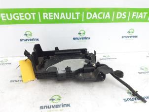 Used Battery box Renault Clio V (RJAB) 1.0 TCe 90 12V Price on request offered by Snuverink Autodemontage