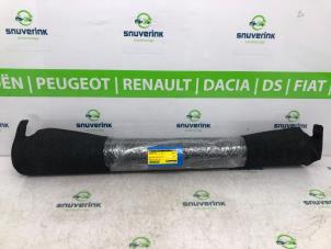 Usados Alfombrilla de maletero Peugeot 107 1.0 12V Precio € 35,00 Norma de margen ofrecido por Snuverink Autodemontage