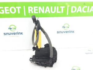 Używane Mechanizm blokady drzwi lewych tylnych wersja 4-drzwiowa Renault Clio V (RJAB) 1.0 TCe 90 12V Cena € 48,40 Z VAT oferowane przez Snuverink Autodemontage