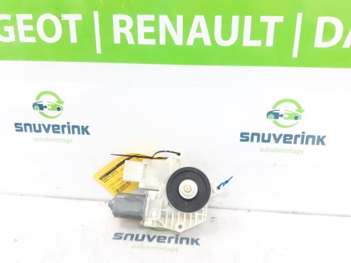 Door window motor from a Renault Clio V (RJAB) 1.0 TCe 90 12V 2021