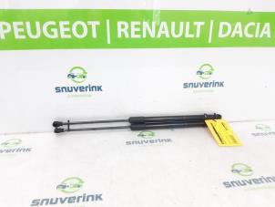Używane Zestaw amortyzatorów gazowych tylnej klapy Renault Clio V (RJAB) 1.0 TCe 90 12V Cena € 36,30 Z VAT oferowane przez Snuverink Autodemontage