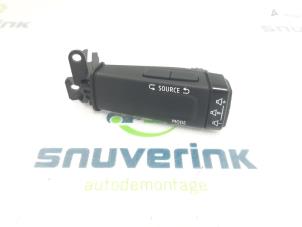 Used Steering wheel mounted radio control Renault Clio V (RJAB) 1.0 TCe 90 12V Price € 36,30 Inclusive VAT offered by Snuverink Autodemontage