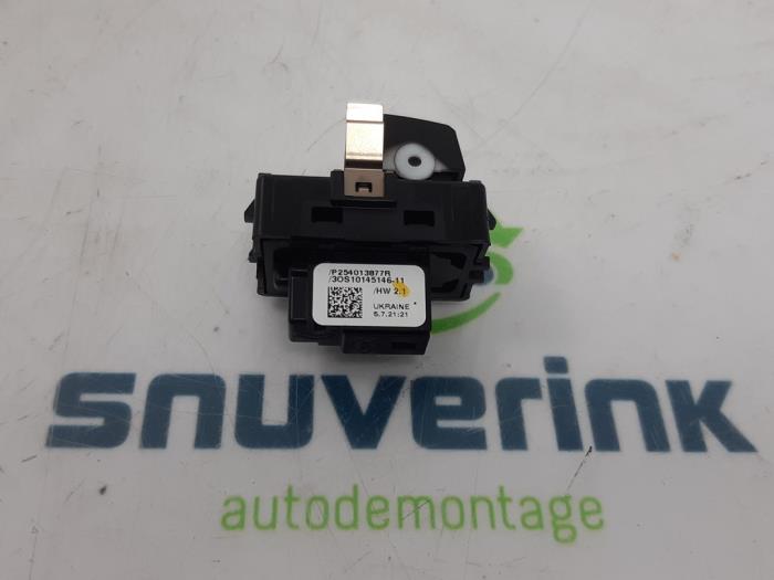 Electric window switch from a Renault Clio V (RJAB) 1.0 TCe 90 12V 2021