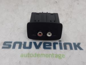 Usados Conexión AUX-USB Renault Scénic III (JZ) 1.4 16V TCe 130 Precio € 19,99 Norma de margen ofrecido por Snuverink Autodemontage