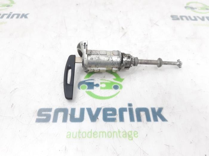 Door lock cylinder, left from a Renault Scénic III (JZ) 1.4 16V TCe 130 2009
