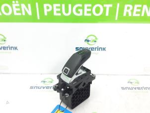 Używane Dzwignia wyboru automatycznej skrzyni biegów Peugeot 3008 II (M4/MC/MJ/MR) 1.6 16V PureTech 180 Cena € 150,00 Procedura marży oferowane przez Snuverink Autodemontage