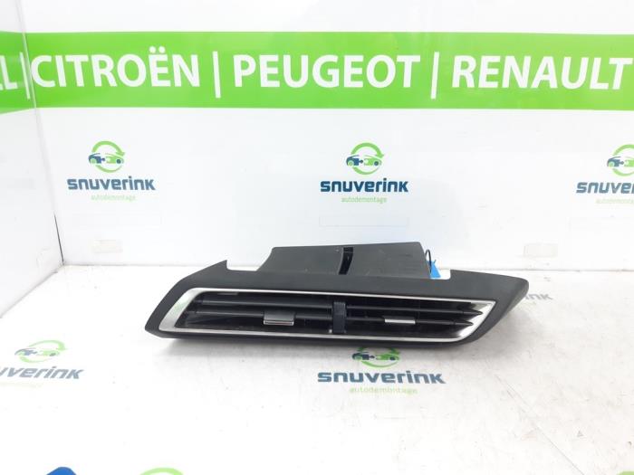 Dashboard vent from a Peugeot 3008 II (M4/MC/MJ/MR) 1.6 16V PureTech 180 2021