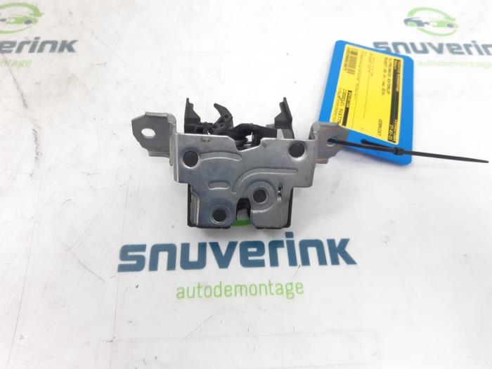 Tailgate lock mechanism from a Peugeot 108 1.0 12V 2014