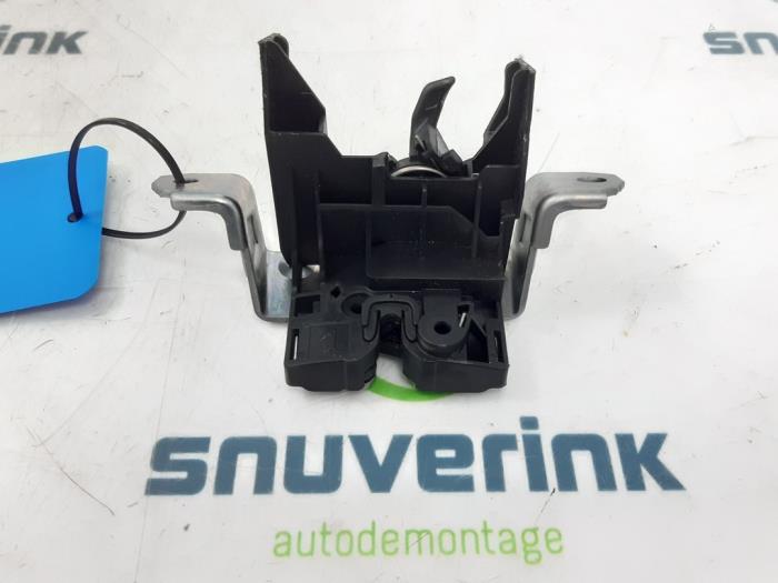 Tailgate lock mechanism from a Peugeot 108 1.0 12V 2014