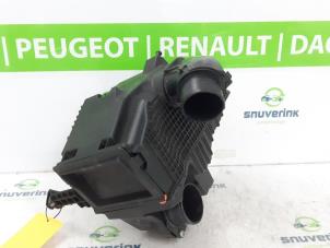 Używane Obudowa filtra powietrza Renault Clio IV (5R) 0.9 Energy TCE 90 12V Cena € 30,00 Procedura marży oferowane przez Snuverink Autodemontage