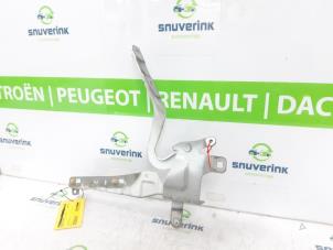 Usagé Charnière capot Renault Clio IV (5R) 0.9 Energy TCE 90 12V Prix € 40,00 Règlement à la marge proposé par Snuverink Autodemontage