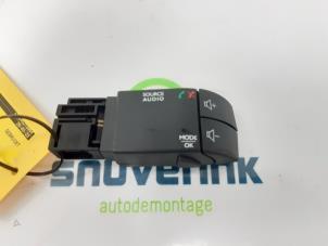 Used Steering wheel mounted radio control Renault Clio IV (5R) 0.9 Energy TCE 90 12V Price € 20,00 Margin scheme offered by Snuverink Autodemontage