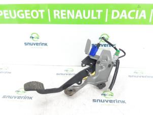 Used Clutch pedal Renault Clio IV (5R) 0.9 Energy TCE 90 12V Price on request offered by Snuverink Autodemontage