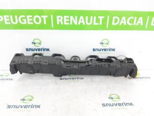 Używane Wspornik zderzaka srodkowy tyl Renault Clio IV (5R) 0.9 Energy TCE 90 12V Cena na żądanie oferowane przez Snuverink Autodemontage
