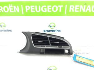 Używane Kratka wentylacyjna deski rozdzielczej Peugeot 3008 I (0U/HU) 1.6 16V THP 155 Cena € 50,00 Procedura marży oferowane przez Snuverink Autodemontage