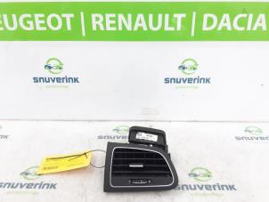 Używane Kratka wentylacyjna deski rozdzielczej Renault Megane IV Estate (RFBK) 1.5 Energy dCi 110 Cena € 40,00 Procedura marży oferowane przez Snuverink Autodemontage
