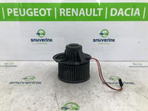 Usados Motor de ventilador de calefactor Renault Twingo (C06) 1.2 Precio € 90,00 Norma de margen ofrecido por Snuverink Autodemontage