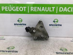 Usagé Support dynamo haut Renault Twingo (C06) 1.2 Prix € 45,00 Règlement à la marge proposé par Snuverink Autodemontage