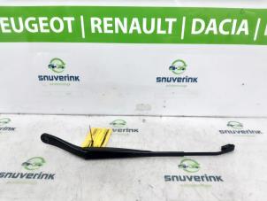 Used Front wiper arm Dacia Duster (HS) 1.2 TCE 16V Price € 25,00 Margin scheme offered by Snuverink Autodemontage