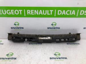Używane Wspornik zderzaka srodkowy tyl Renault Captur (2R) 0.9 Energy TCE 12V Cena € 40,00 Procedura marży oferowane przez Snuverink Autodemontage