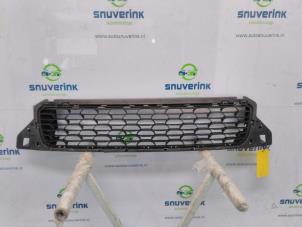 Used Bumper grille Dacia Duster (HS) 1.2 TCE 16V Price € 70,00 Margin scheme offered by Snuverink Autodemontage