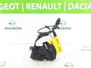 Used Front door lock mechanism 4-door, right Renault Clio IV (5R) 1.6 Turbo 16V RS 200 EDC Price € 30,00 Margin scheme offered by Snuverink Autodemontage