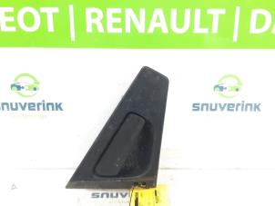 Używane Uchwyt drzwi lewych tylnych wersja 4-drzwiowa Renault Clio IV (5R) 1.6 Turbo 16V RS 200 EDC Cena € 15,00 Procedura marży oferowane przez Snuverink Autodemontage