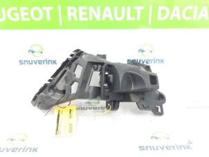 Używane Wspornik zderzaka lewy tyl Renault Clio IV (5R) 1.6 Turbo 16V RS 200 EDC Cena € 30,00 Procedura marży oferowane przez Snuverink Autodemontage