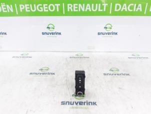 Usagé Panneau commande radio Renault Clio IV (5R) 1.6 Turbo 16V RS 200 EDC Prix € 30,00 Règlement à la marge proposé par Snuverink Autodemontage