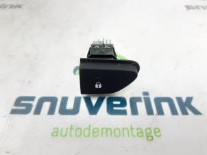 Used Central locking switch Renault Clio IV (5R) 1.6 Turbo 16V RS 200 EDC Price € 15,00 Margin scheme offered by Snuverink Autodemontage